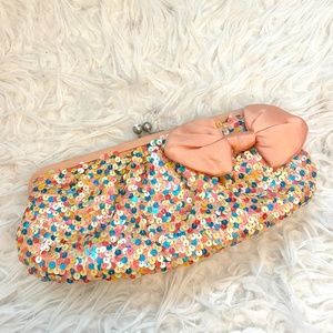 Multi sequin clutch